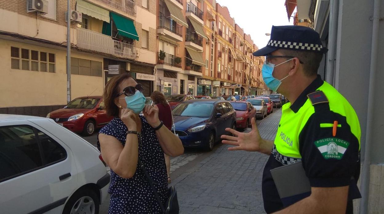 Un agente de la Policía Local de Córdoba se dirige a una mujer en el periodo informativo