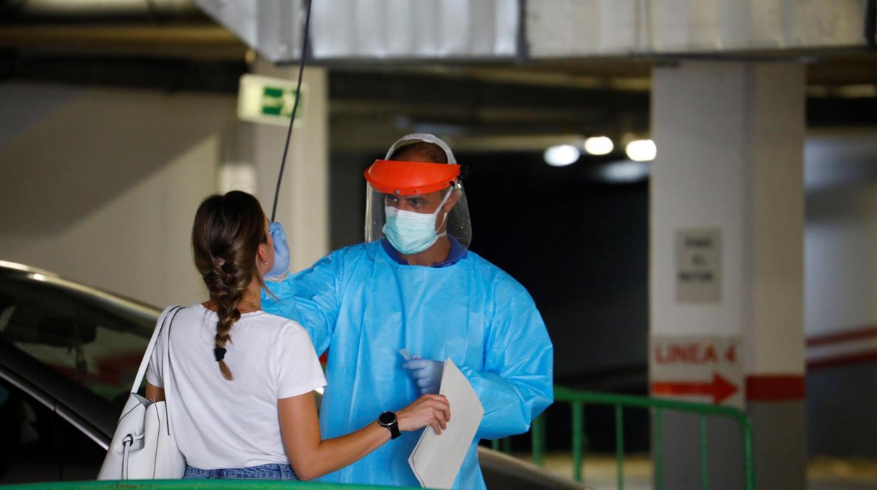 Un sanitario toma muestras de una joven en el centro de salud Castilla del Pino de Córdoba