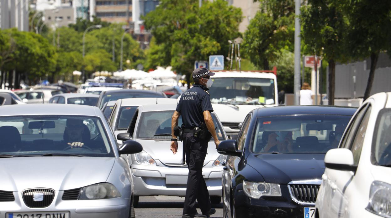 Coches junto al centro de salud Castilla del Pino para hacer la prueba PCR del coronavirus