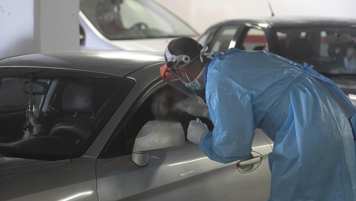 Un sanitario toma muestras para PCR en el Autovid del centro de salud Castilla del Pino de Córdoba