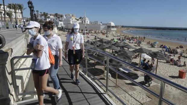 Cierre de playas en Cádiz y Granada tras superar su aforo máximo permitido por el coronavirus