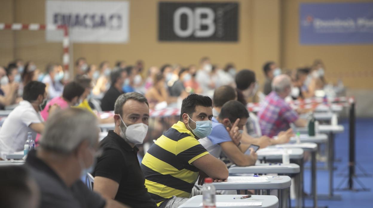 Los opositores, al comenzar el examen de Sadeco en el pabellón deportivo de Fátima en Córdoba