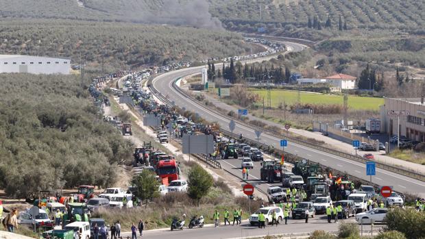 Tráfico multa a los agricultores que se concentraron en  la Autovía del Olivar contra los precios del campo