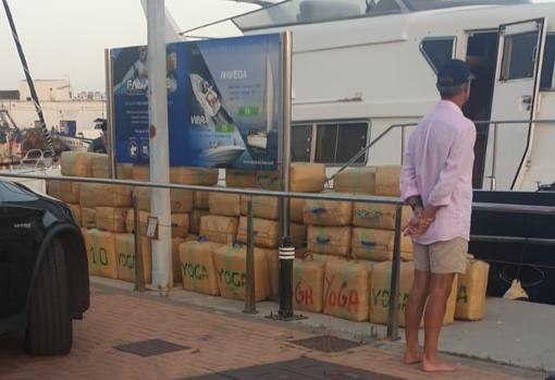 El yate cob los fardos en el Puerto de la Bajadilla de Marbella