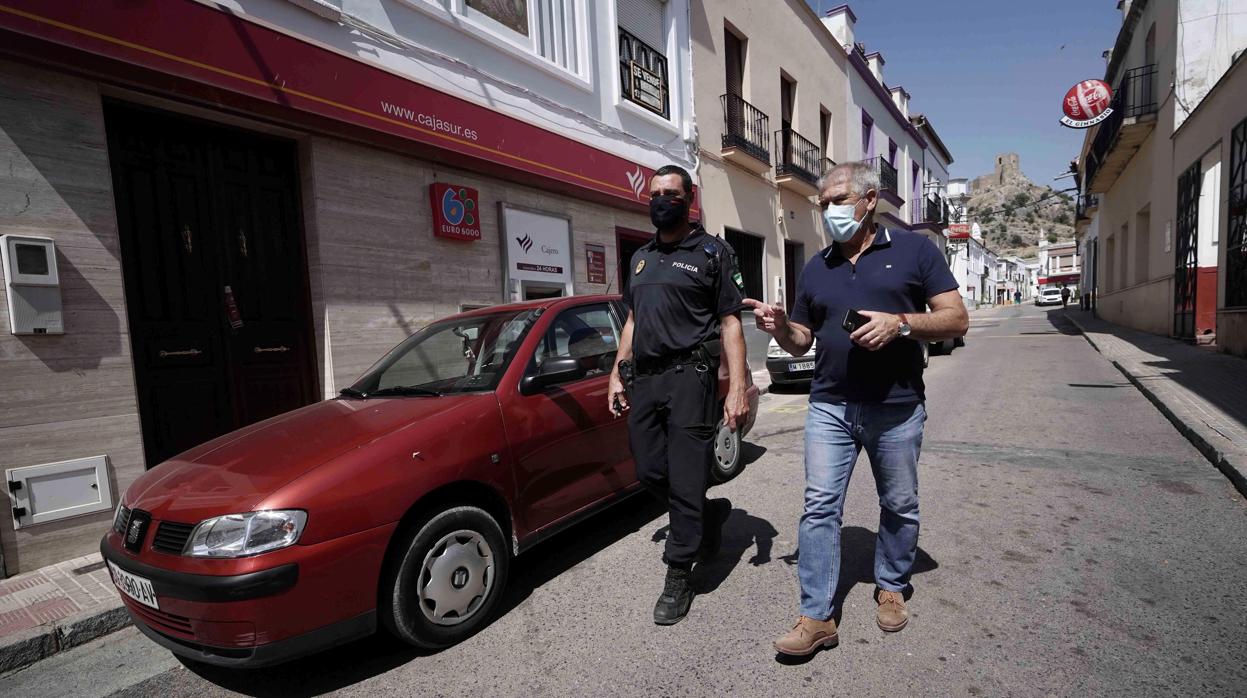 El alcalde de Belmez, José Porras, con un agente de la Policía Local de la localidad