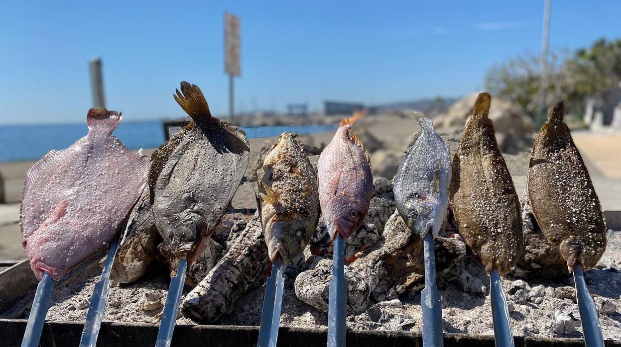 Espetos de pescados en el chiringuito El Saladero