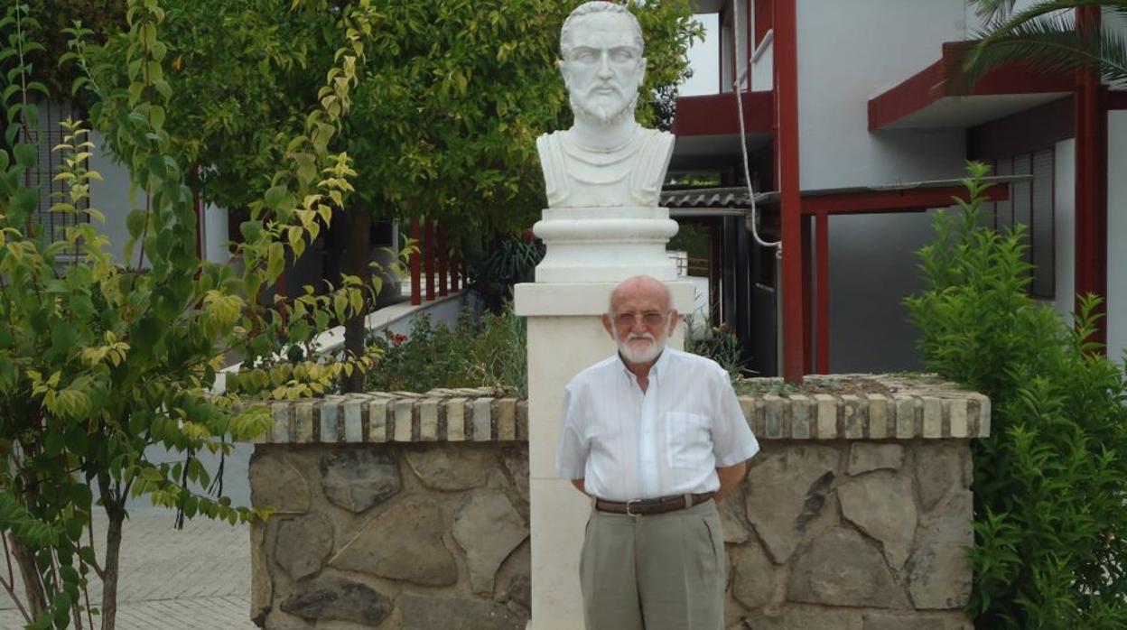 Francisco Márquez, con una de sus obras en Aguilar de la Frontera