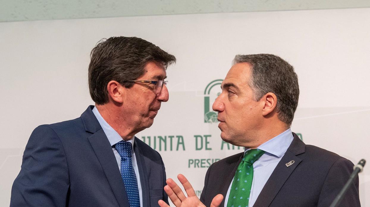 El vicepresidente de la Junta, Juan Marín, conversa con Elías Bendodo, consejero de la Presidencia, antes de la crisis de la Covid-19