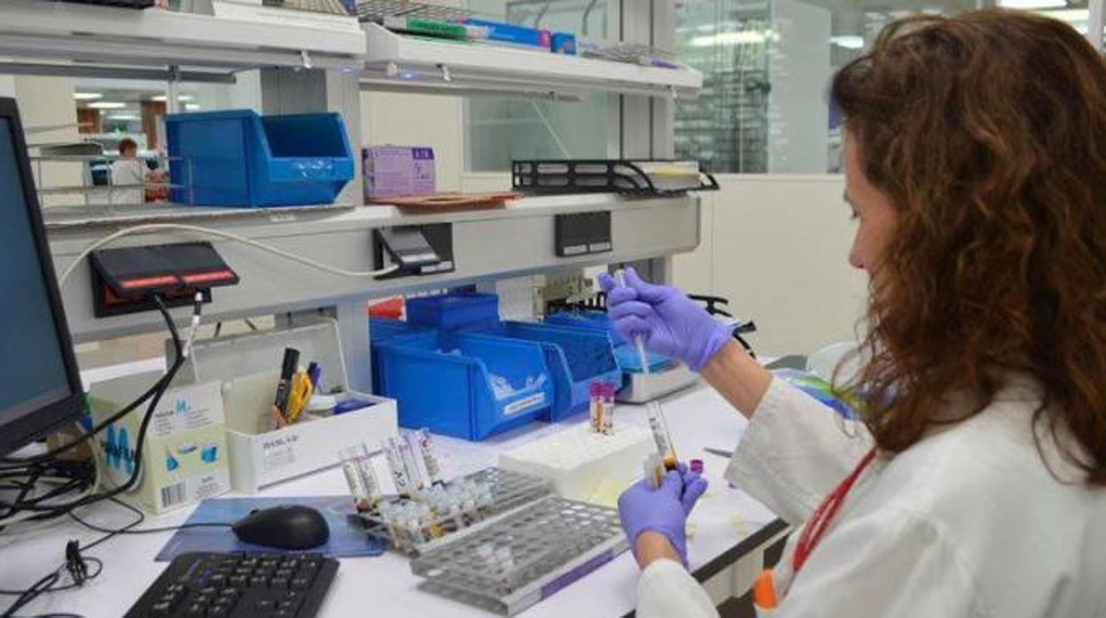 Laboratorio de análisis de pruebas de coronavirus