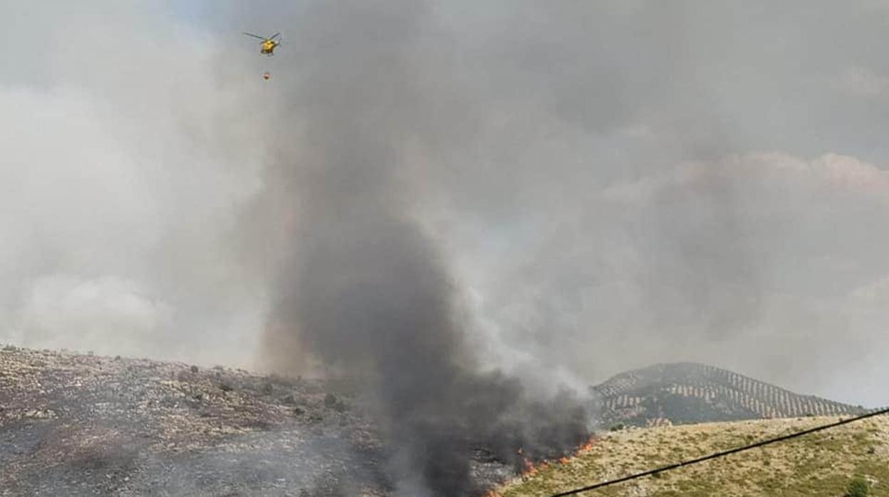 Un helicóptero en el paraje de Rute en llamas