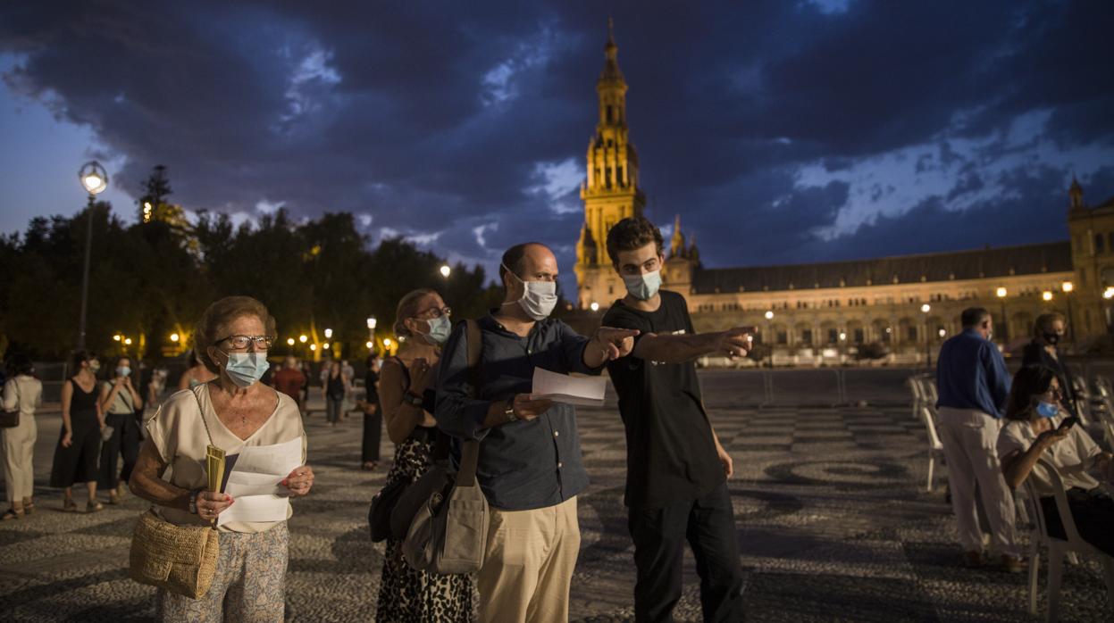 Asistentes a un espectáculo cultural en la Plaza de España en Sevilla