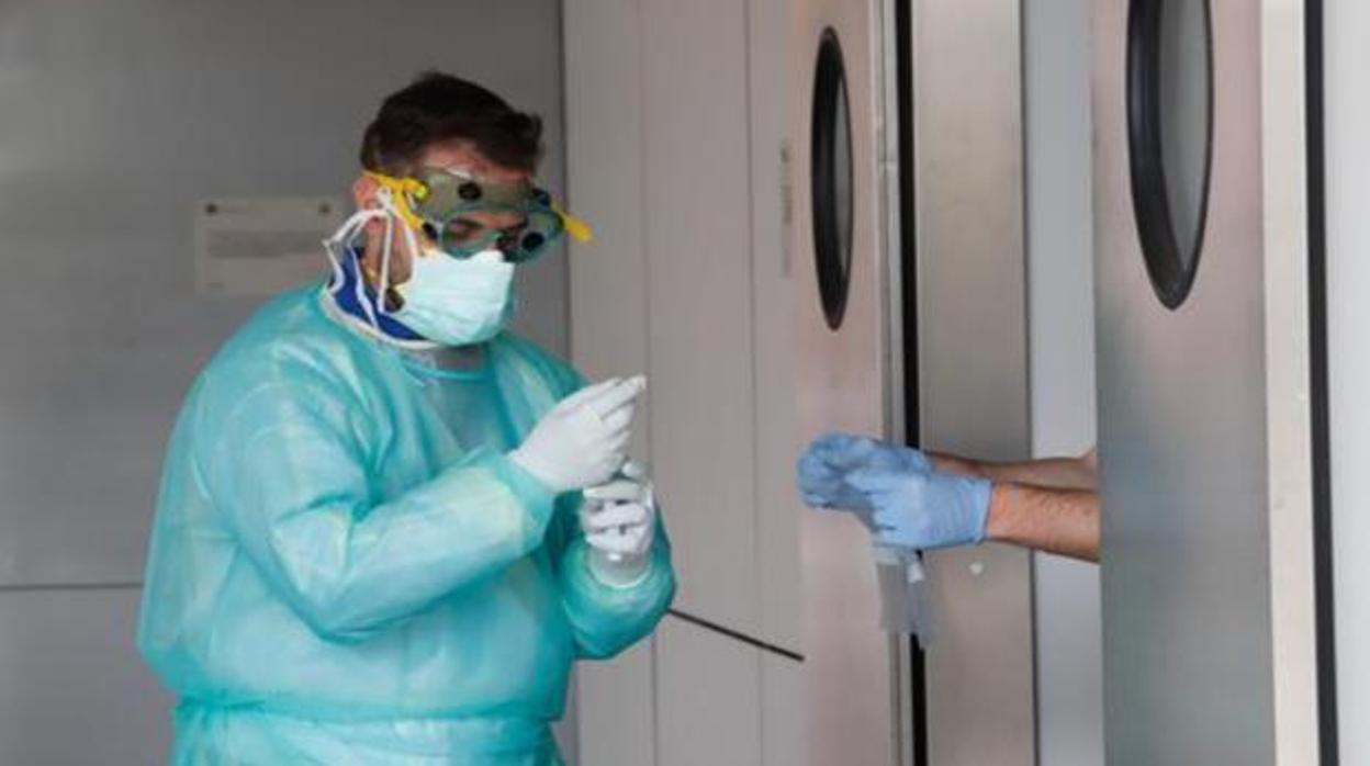 Un sanitario recogiendo muestras en el hospital