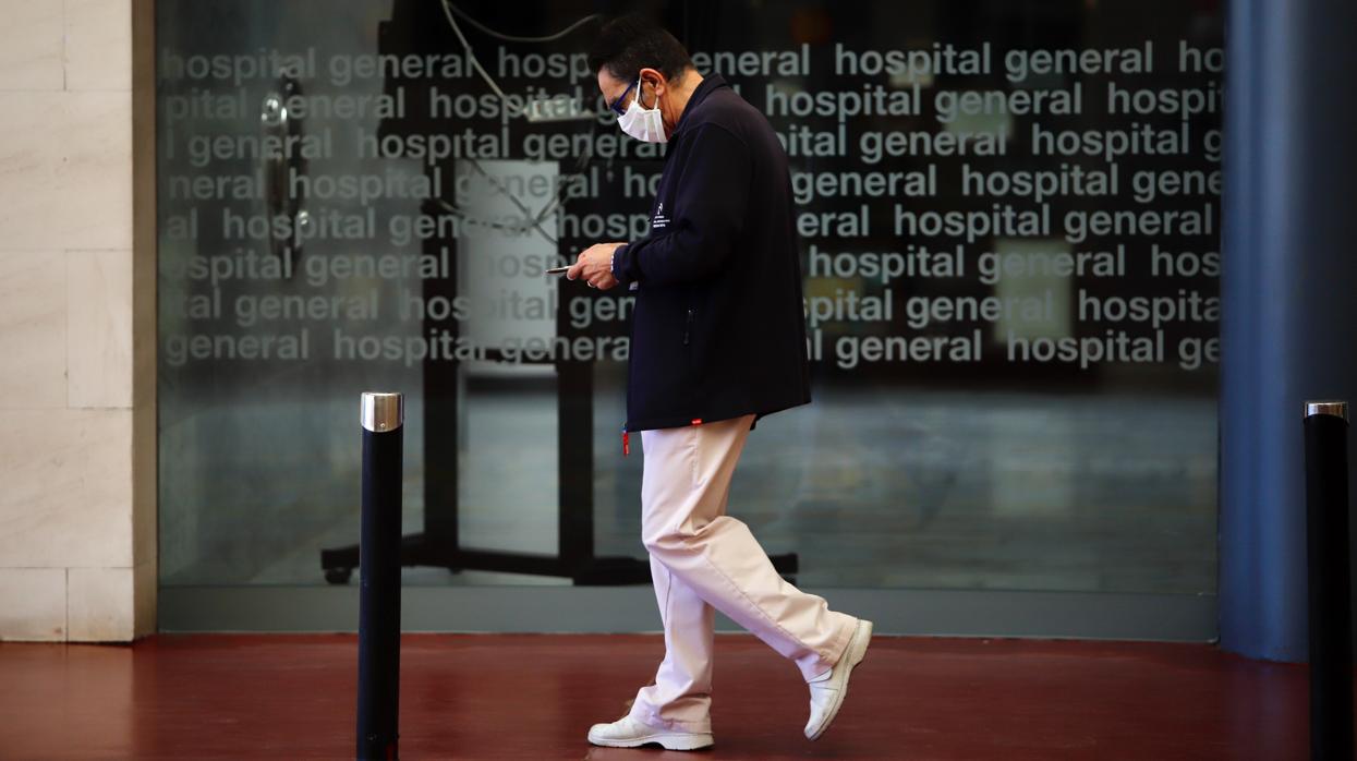 Un sanitario en el hospital Reina Sofía de Córdoba