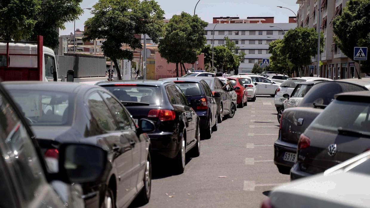 Cola de vehículos para pasar las pruebas PCR del brote de la discoteca