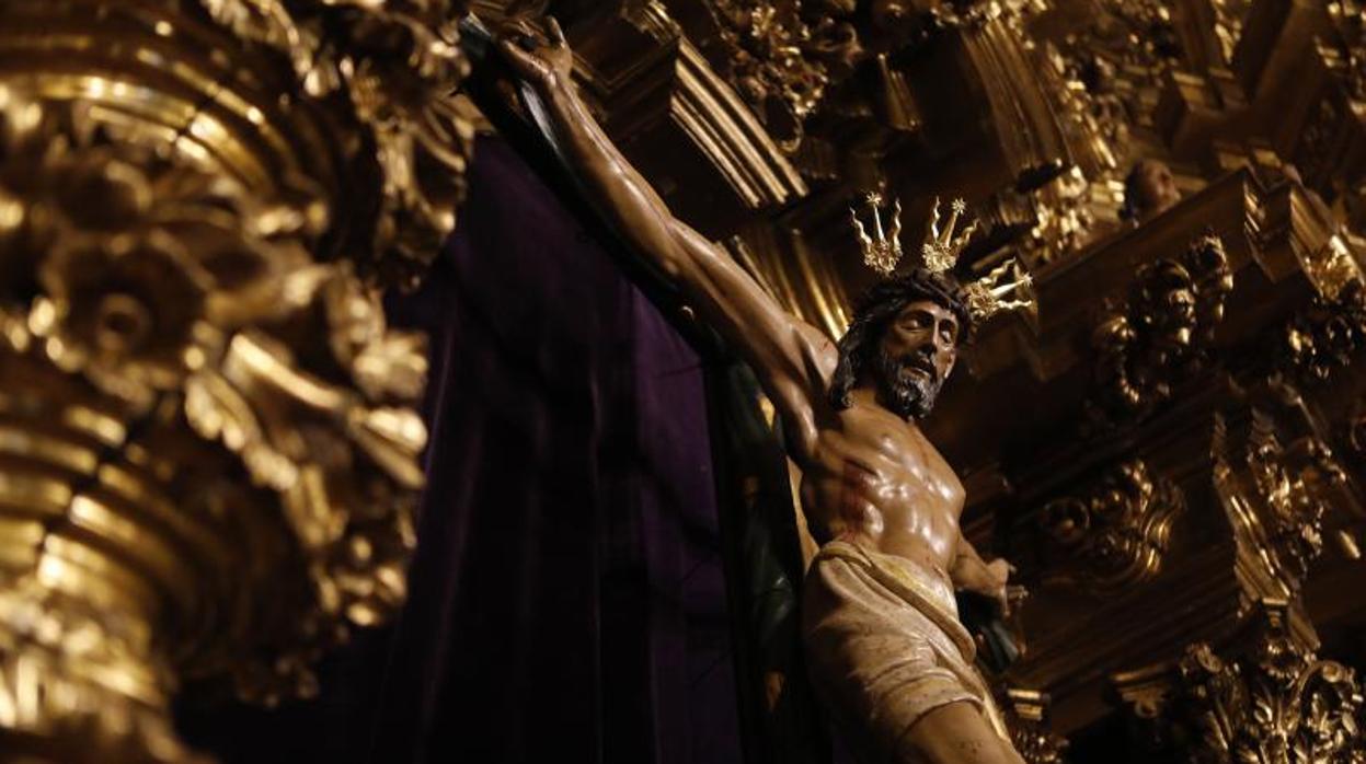 El Cristo de la Misericordia en su retablo en San Pedro