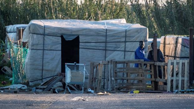 El Ejército se traslada a Lepe para prevenir contagios entre los asentamientos de temporeros