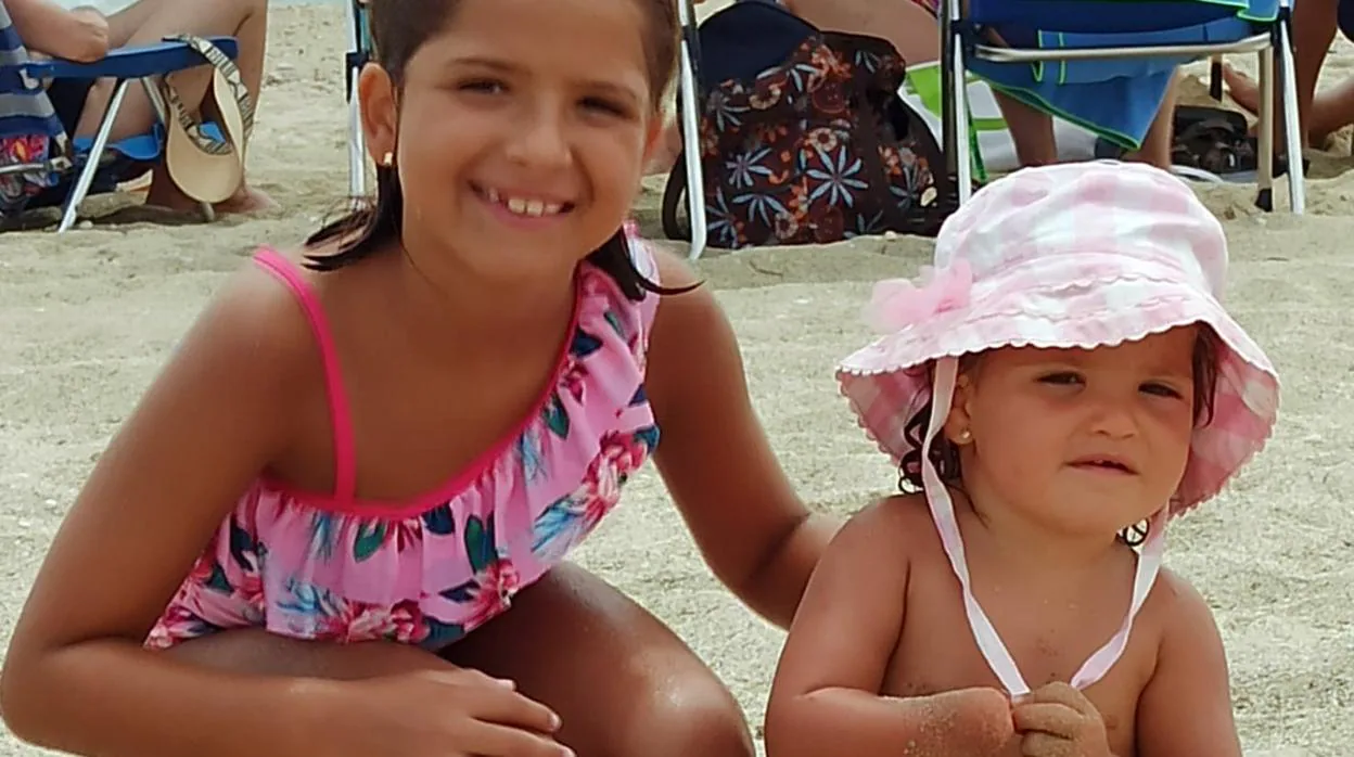 La pequeña Carmela con su hermana en la playa de Garrucha en Almería.