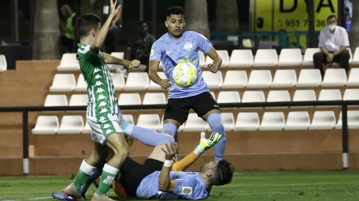 El atacante Maero anotando el primer gol del encuentro