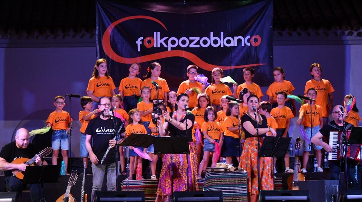 Un grupo actuando en el festival Folkpozoblanco