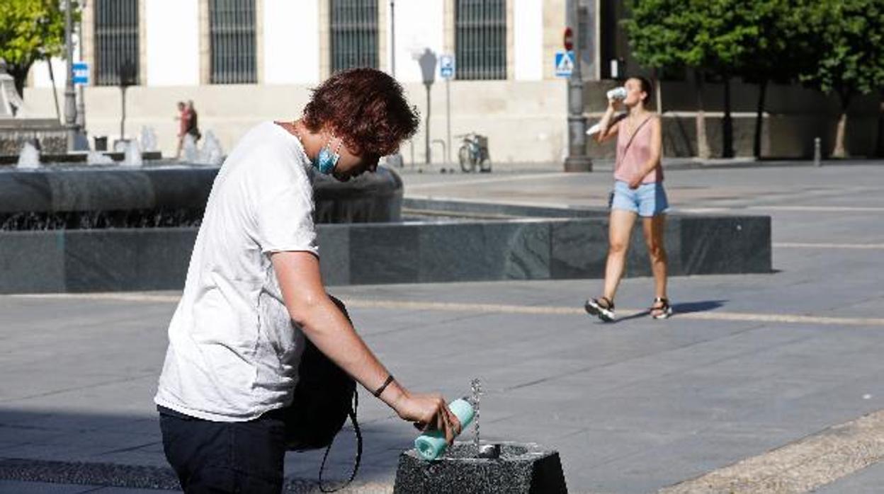 Sanidad recuerda la importancia de mantenerse hidratado para combatir el calor