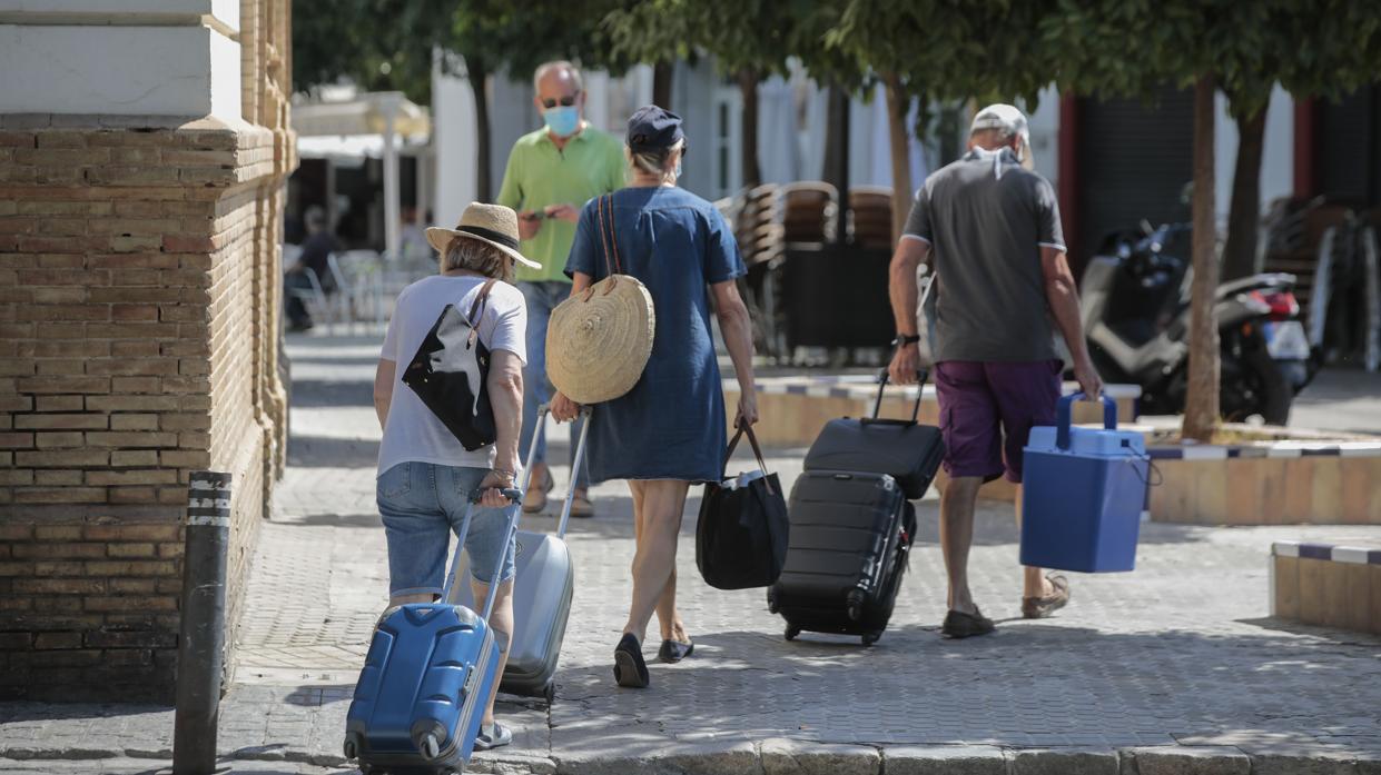 La imagen de turistas portando sus maletas ha regresado tímidamente a las calles de las principales ciudades andaluzas