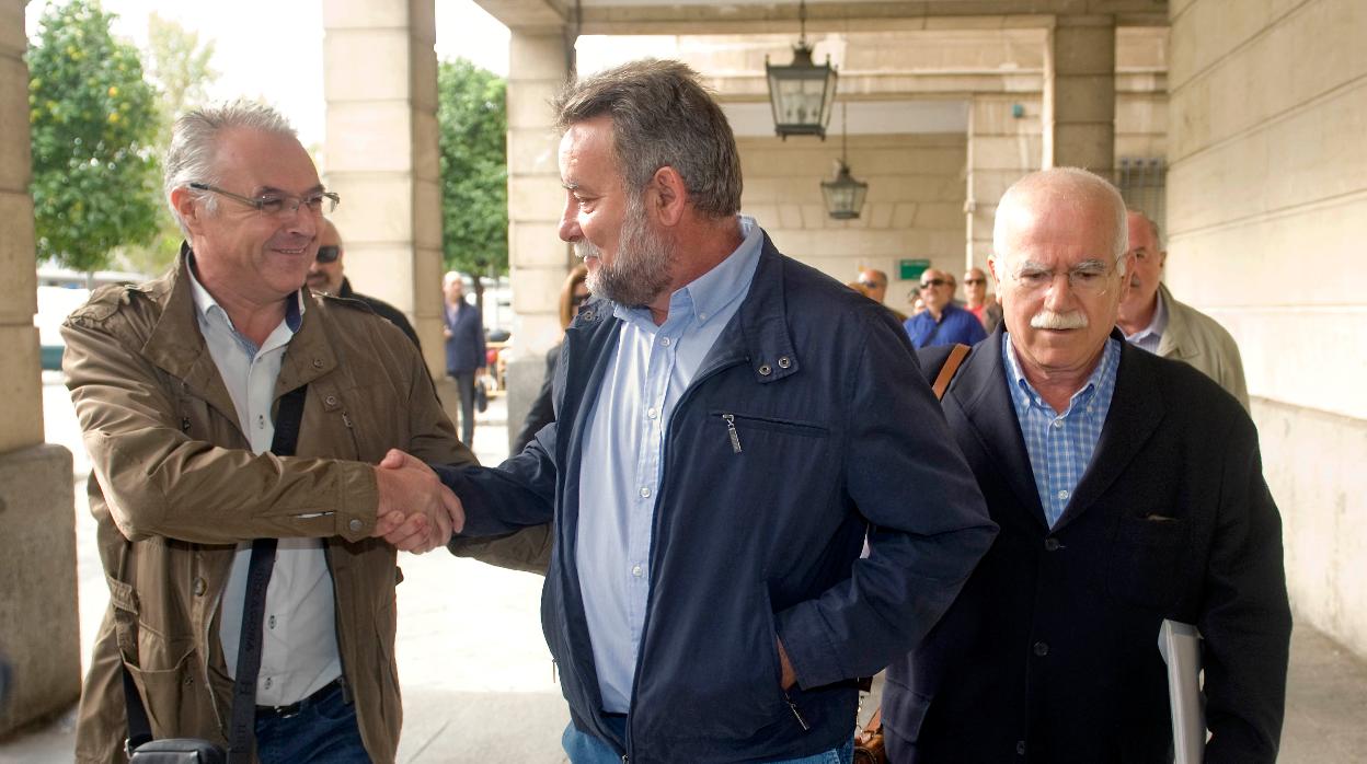 El exsecretario general de UGT-A Francisco Fernández Sevilla (en el centro) en el edificio de los juzgados