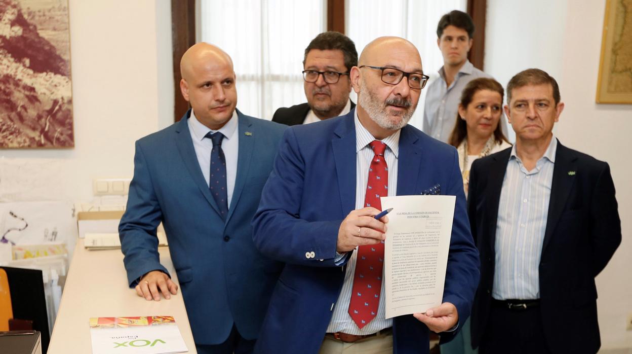 Alejandro Hernández en el registro del Parlamento. Serrano, justo detrás suya