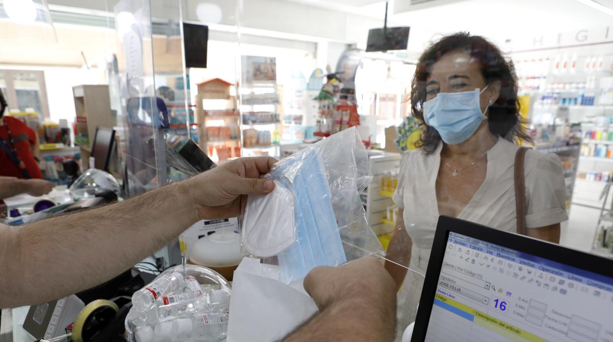 Compra de mascarillas en una farmacia de Córdoba