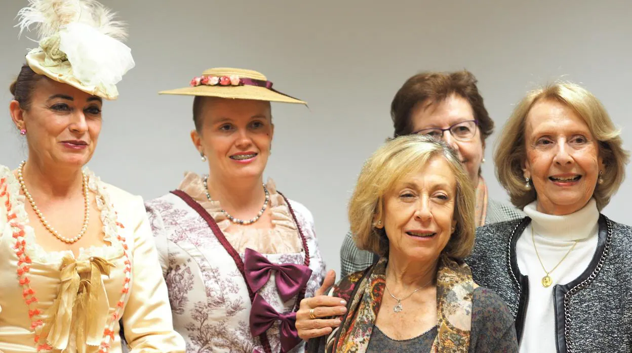 La autora de la edición, María Luisa Burguera (a la derecha), junto a las Damas de Gálvez en la presentación del libro en Macharaviaya (Málaga)