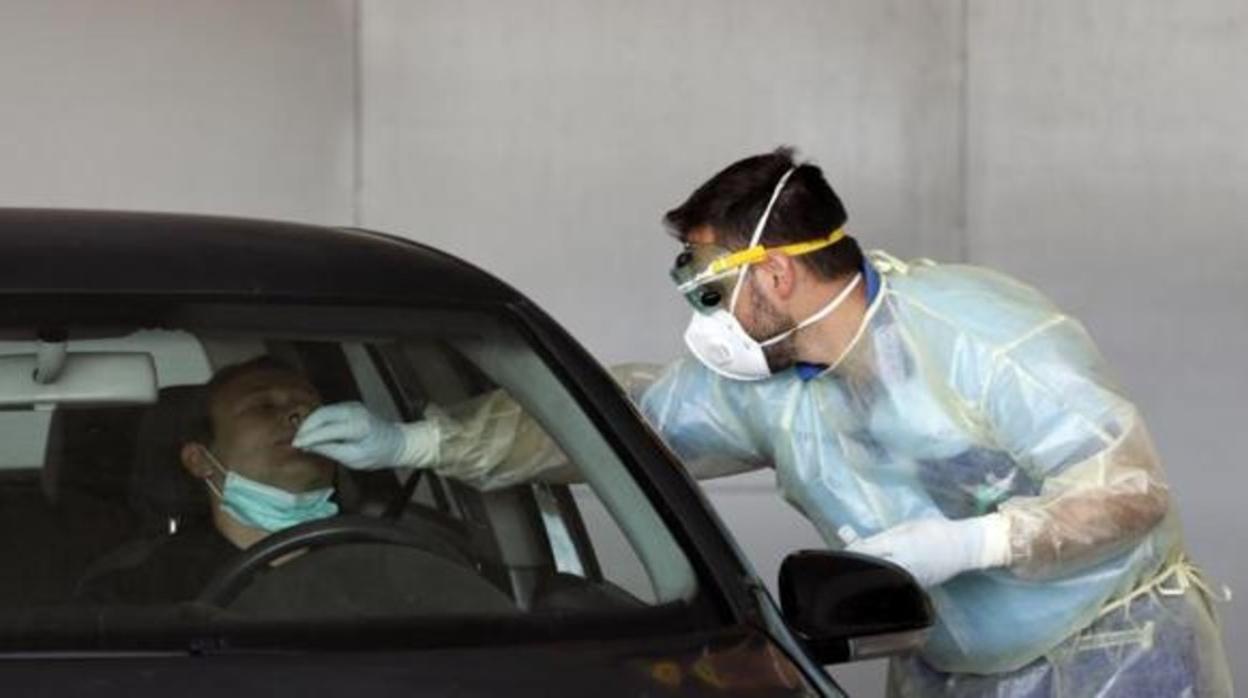 Prueba de coronavirus en un coche en Córdoba