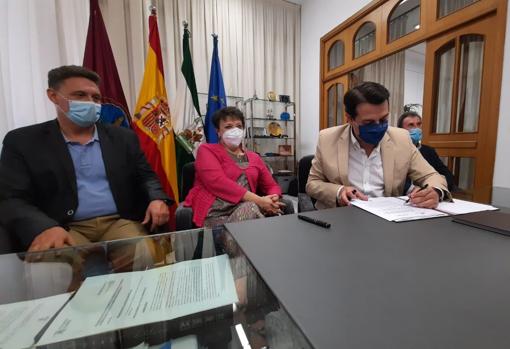 El alcalde, junto a la subdelegada del Gobierno en la firma del acuerdo en el Ayuntamiento