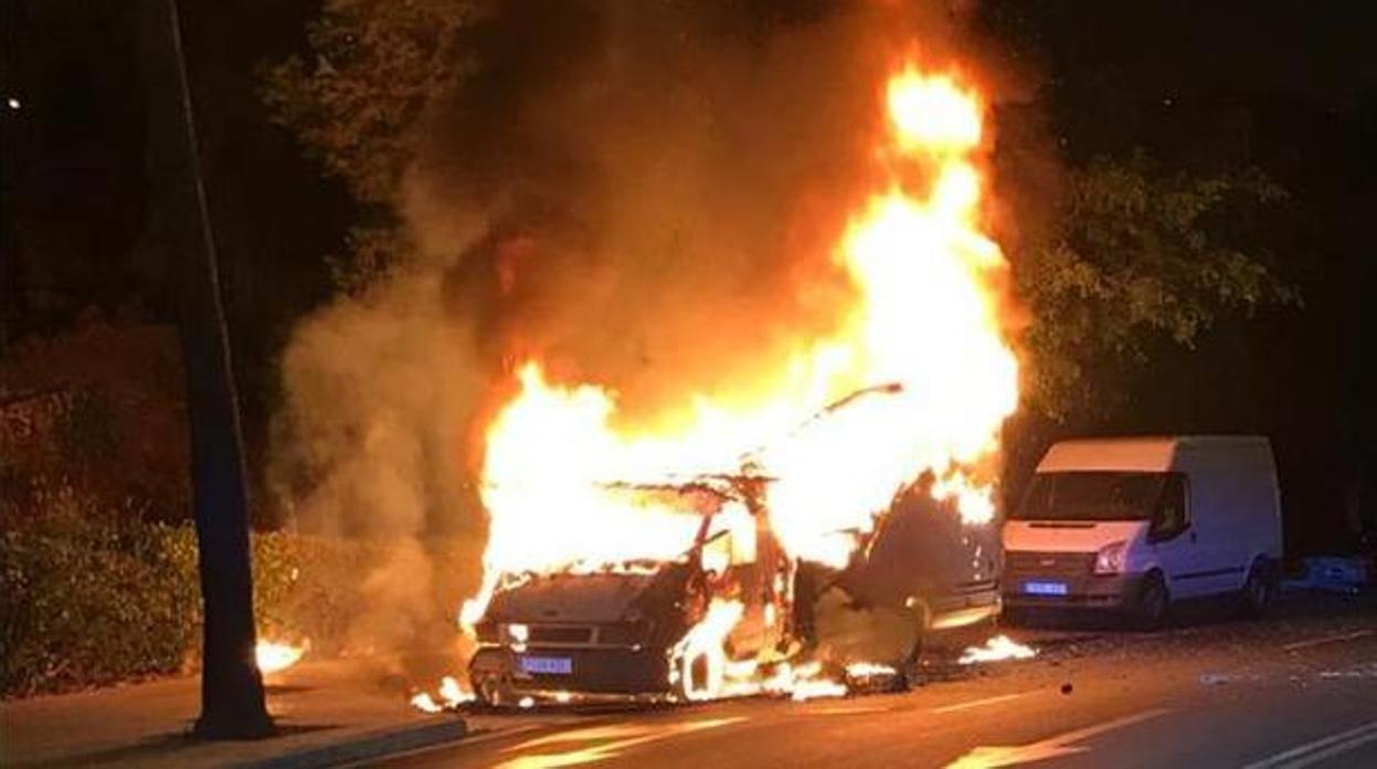 La autocaravana ha sido quemada en la puerta de la casa de Juan Cassá