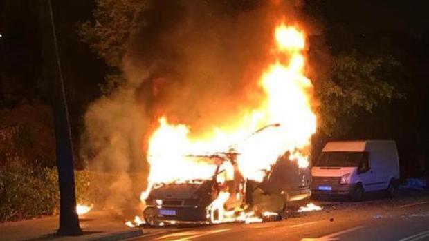 Repulsa de todos los grupos políticos al incendio de la autocaravana del edil de Málaga acusado de tránsfuga