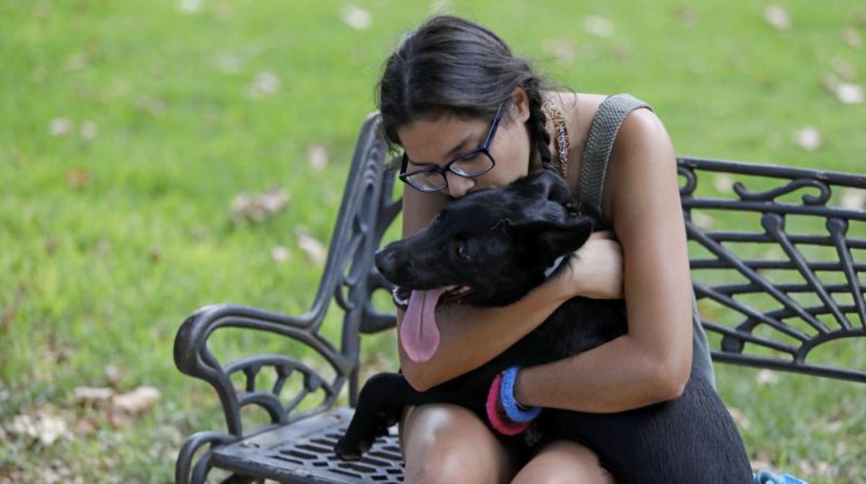 Una joven abraza a su mascota en un parque de Córdoba