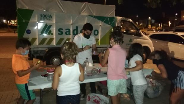 Sadeco reparte bolsas de basura e imparte talleres de reciclaje para frenar residuos de los peroles nocturnos