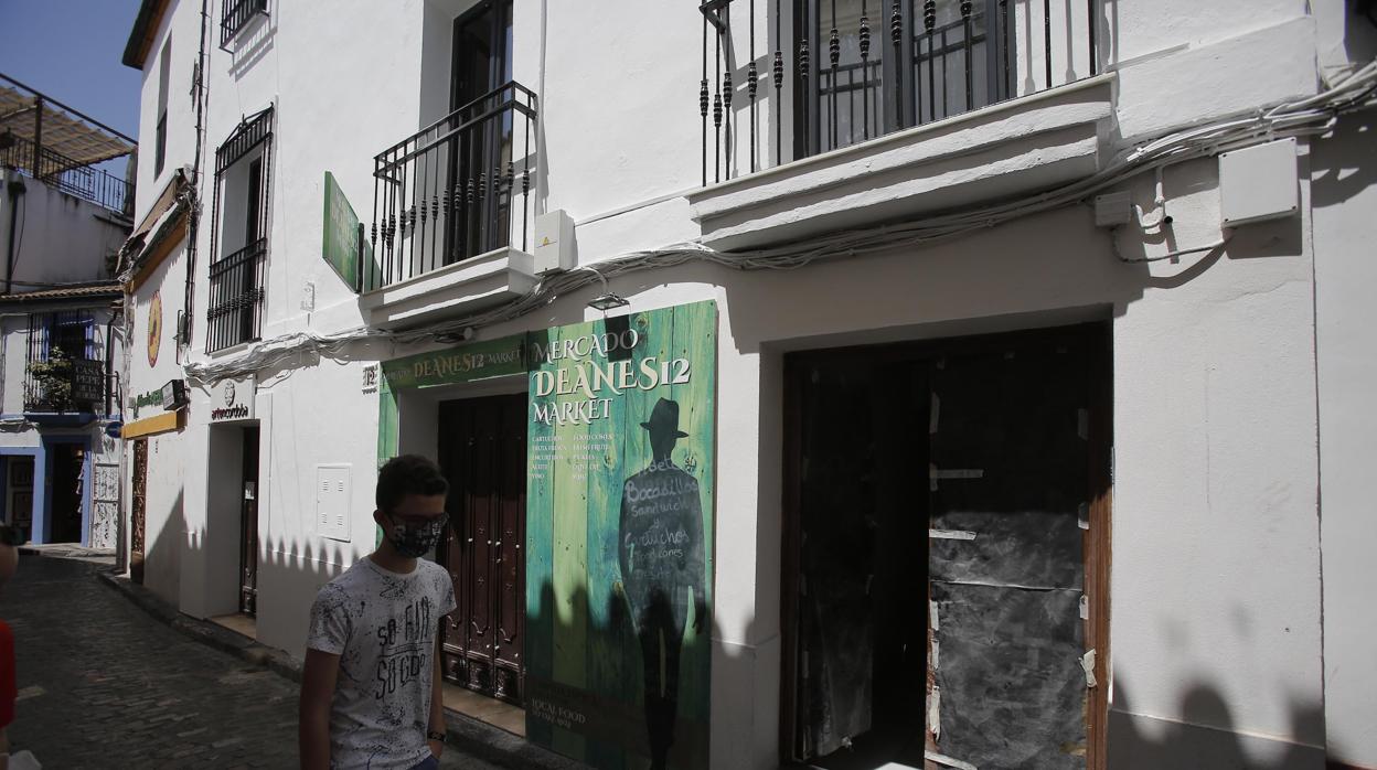 Un joven pasea con mascarilla por la calle Deanes