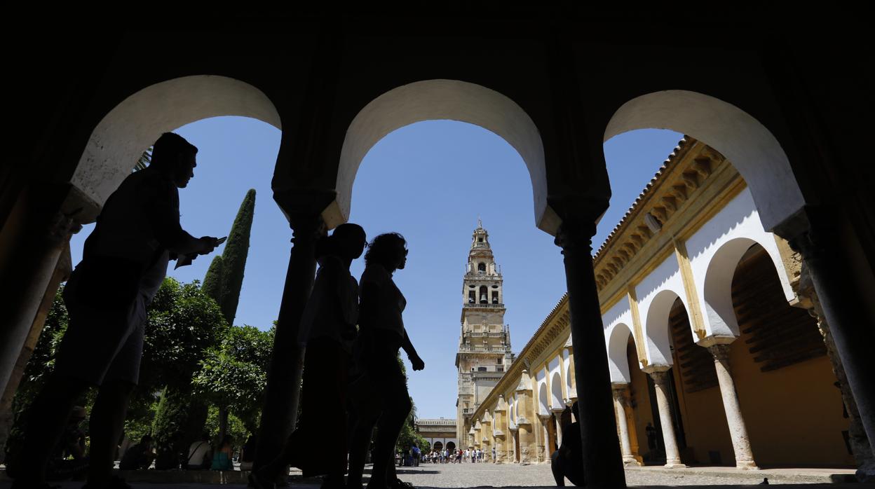 Tres personas en la Mezquita-Catedral