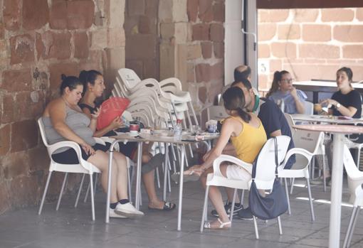 Vecinos en un velador con soportal