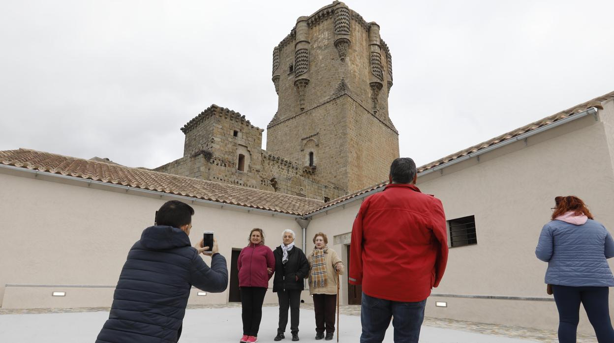 Visitantes en el interior del castillo de Belalcázar durante su reapertura el pasado febrero