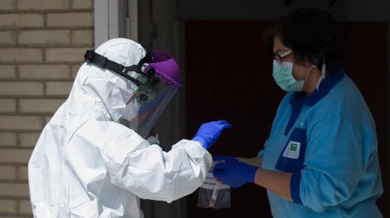 Dos sanitarios manipulando pruebas de coronavirus