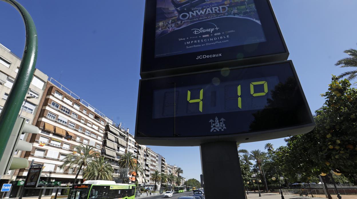 El termómetro marca 41 grados en el Paseo de la Victoria