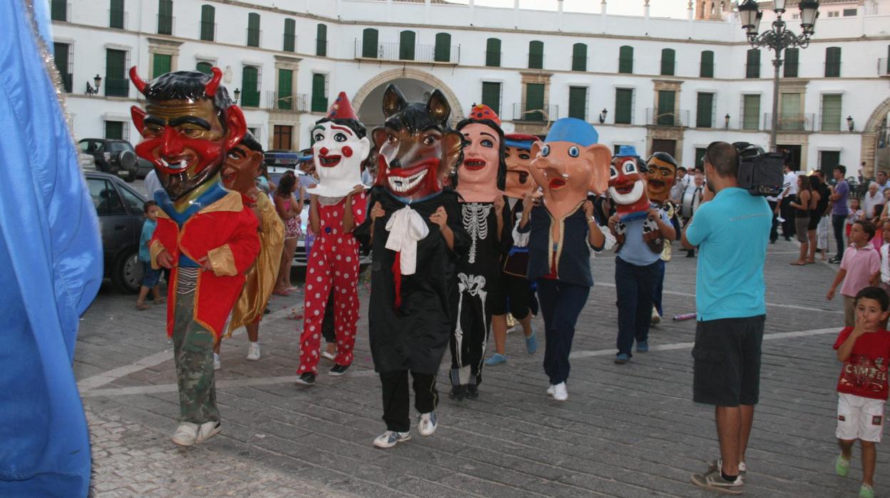 Desfile de gigantes y cabezudos durante la feria Real de Aguilar de la Frontera