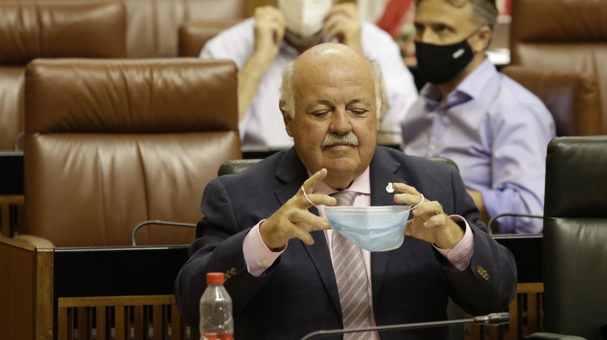 El consejero de Salud se coloca la mascarilla en una sesión del Parlamento andaluz