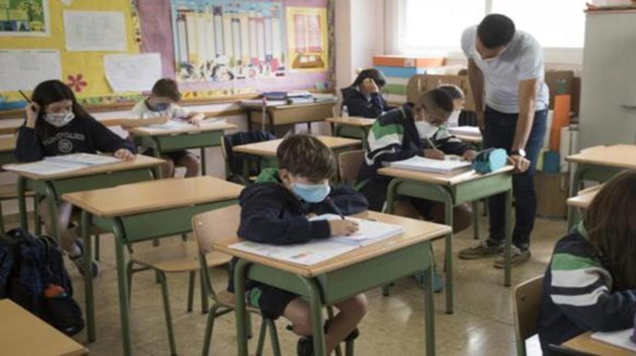 Alumnos con mascarilla en un centro educativo