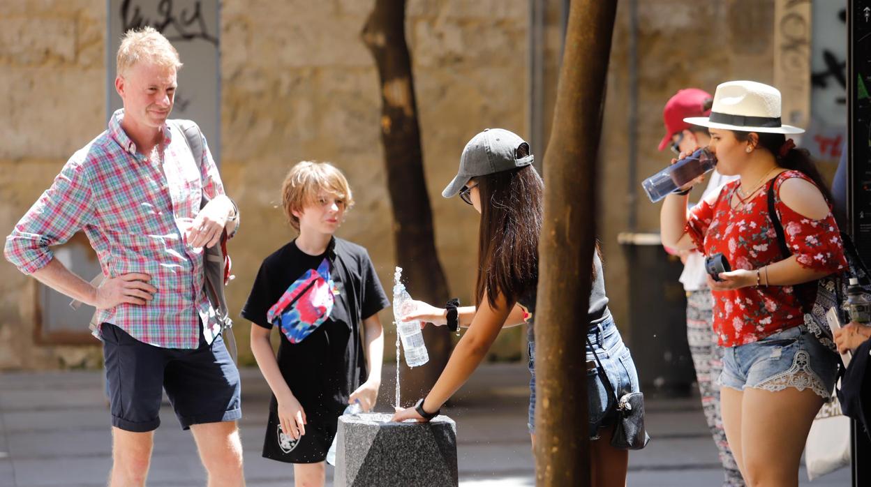 Varias personas se refrescan por el calor en Córdoba