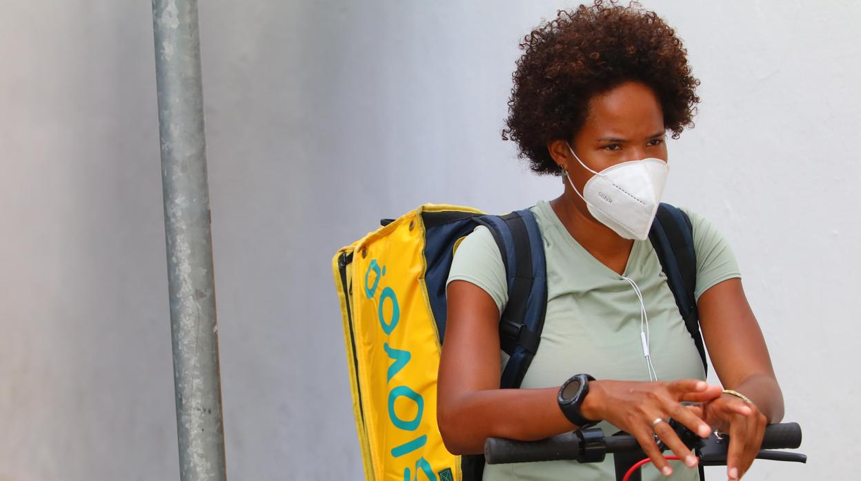 Yamila González, Rider de Glovo, durante uno de sus repartos bajo el sol cordobés