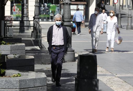 Una persona mayor pasea por las Tendillas en los días posteriores al fin del confinamiento