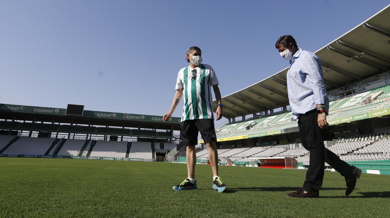 El consejero delegado de la entidad, Javier González Calvo, en el estadio con un aficionado