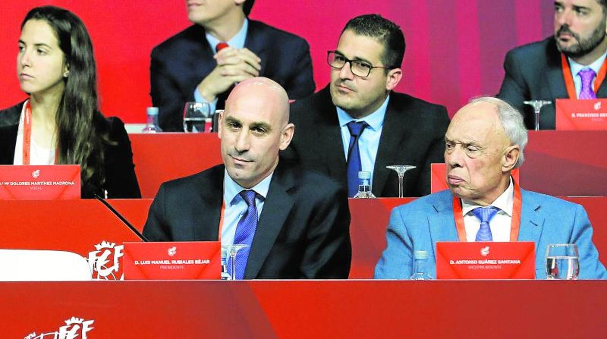 El presidente de la RFEF, Luis Rubiales, en un acto oficial al que también acude Pablo Lozano, al fondo