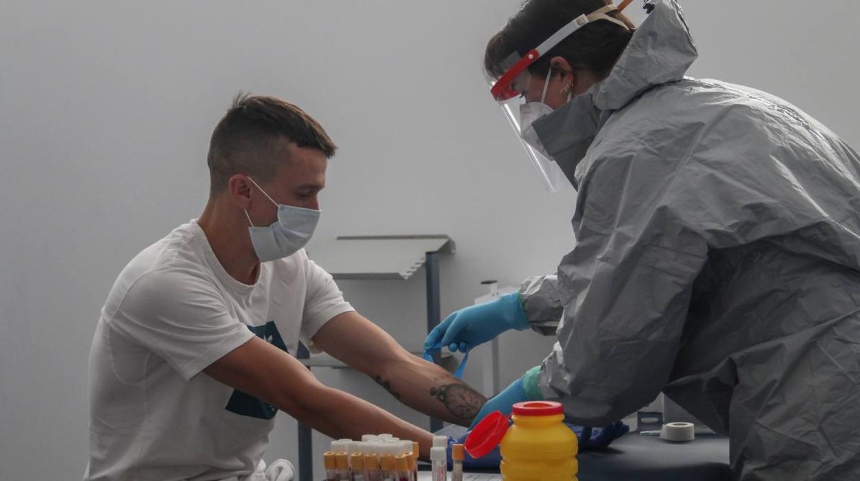 Un sanitario realizando pruebas de coronavirus en Cádiz